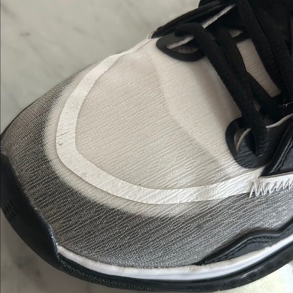 NEW Mens KYRIE Nike Black and White Basketball Shoes - Picture 9 of 10